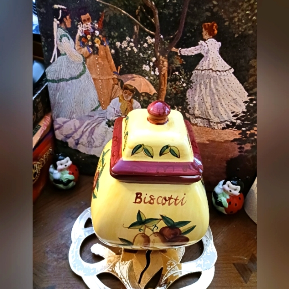 🏕🍎Vintage Biscotti🍪COOKIE JAR 🍱 VERY PRETTY,HAND PAINTED Ceramic.